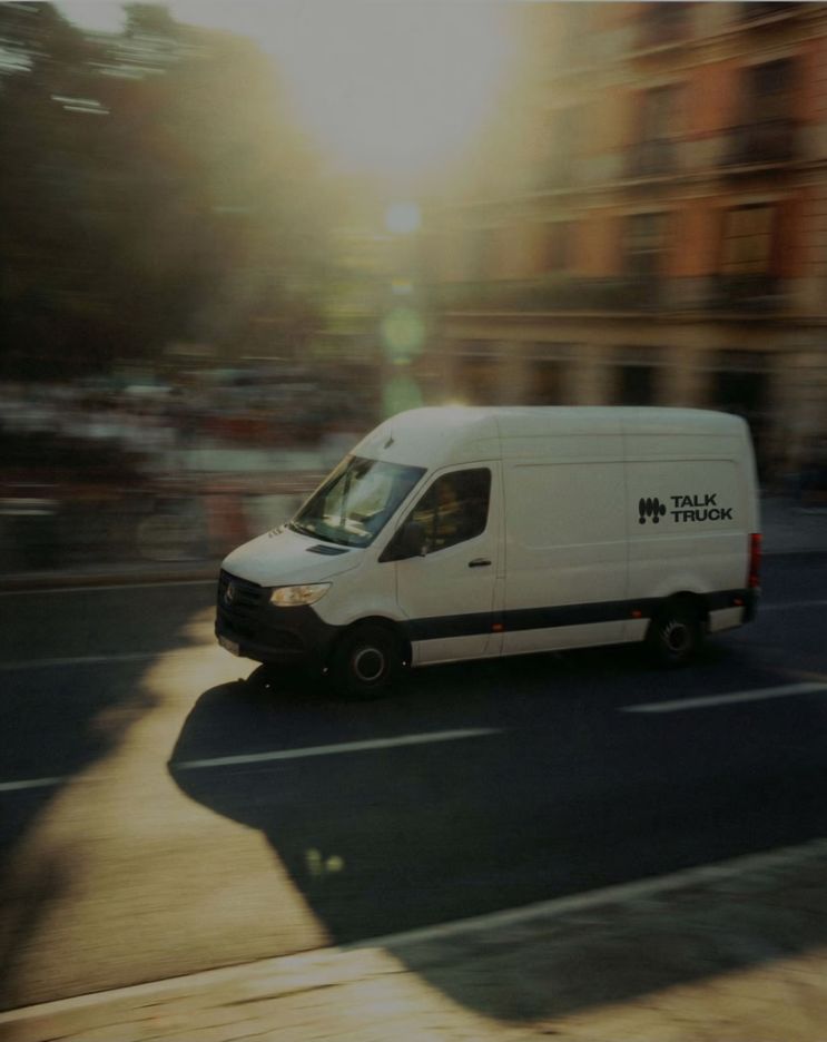 TalkTruck Fahrzeug auf dem Weg zu einer Podcast-Produktion